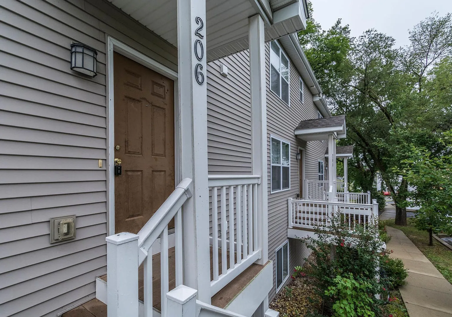 202 E 20th - 4-Bed/3-Bath Townhouse - Walking distance to stadium! — Photo 2