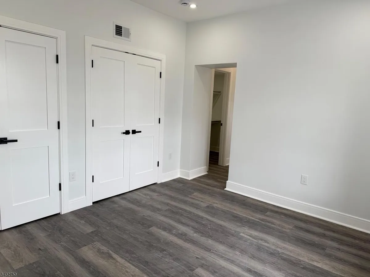 Building Photo - 321 Jefferson Ave #3