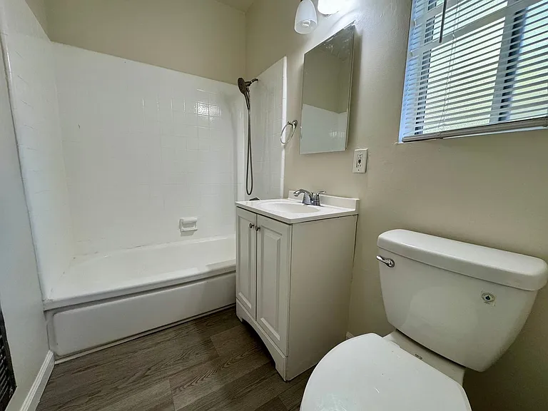 626 E Chevy Chase Dr #15 — Photo 8