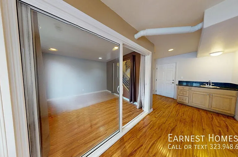 11622 Oxnard St — Photo 30