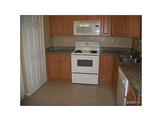 Building Photo - 7201 NW 174th Ter #207