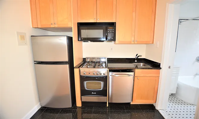 Rented by Manhattan Realty Group | media 13