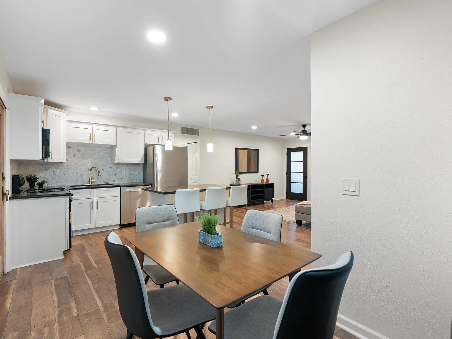 3 bed, 1286 sqft, $2,600 — Photo 4