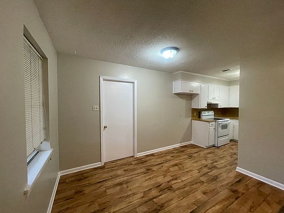 5th image of 4824 Camellia Ln
