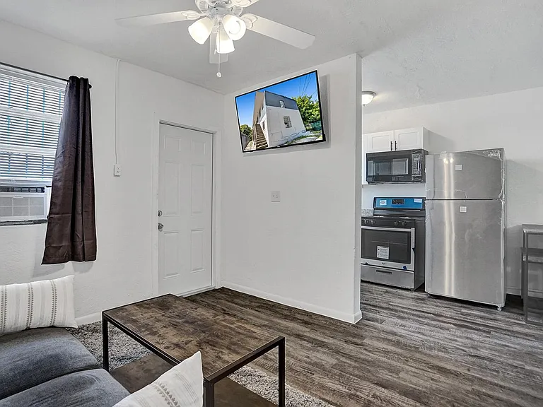 708 NW 4th Ave — Photo 8