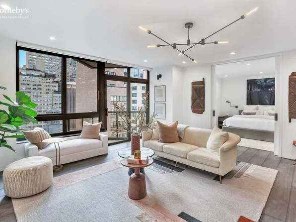 100 United Nations Plaza image 1 of 11