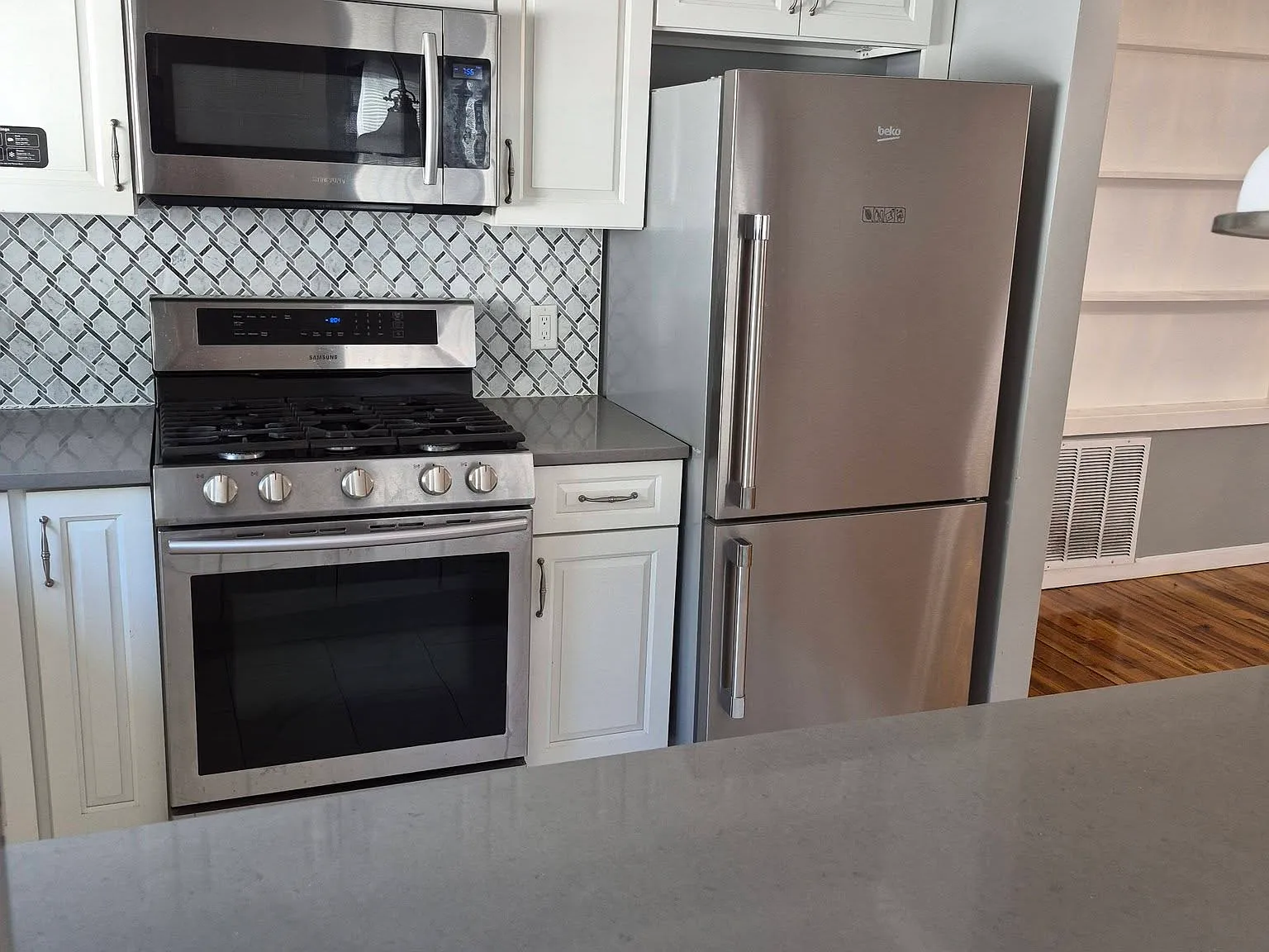 3 bed, 1100 sqft, $3,700 — Photo 2