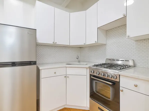 225 East 10th Street image 2 of 12