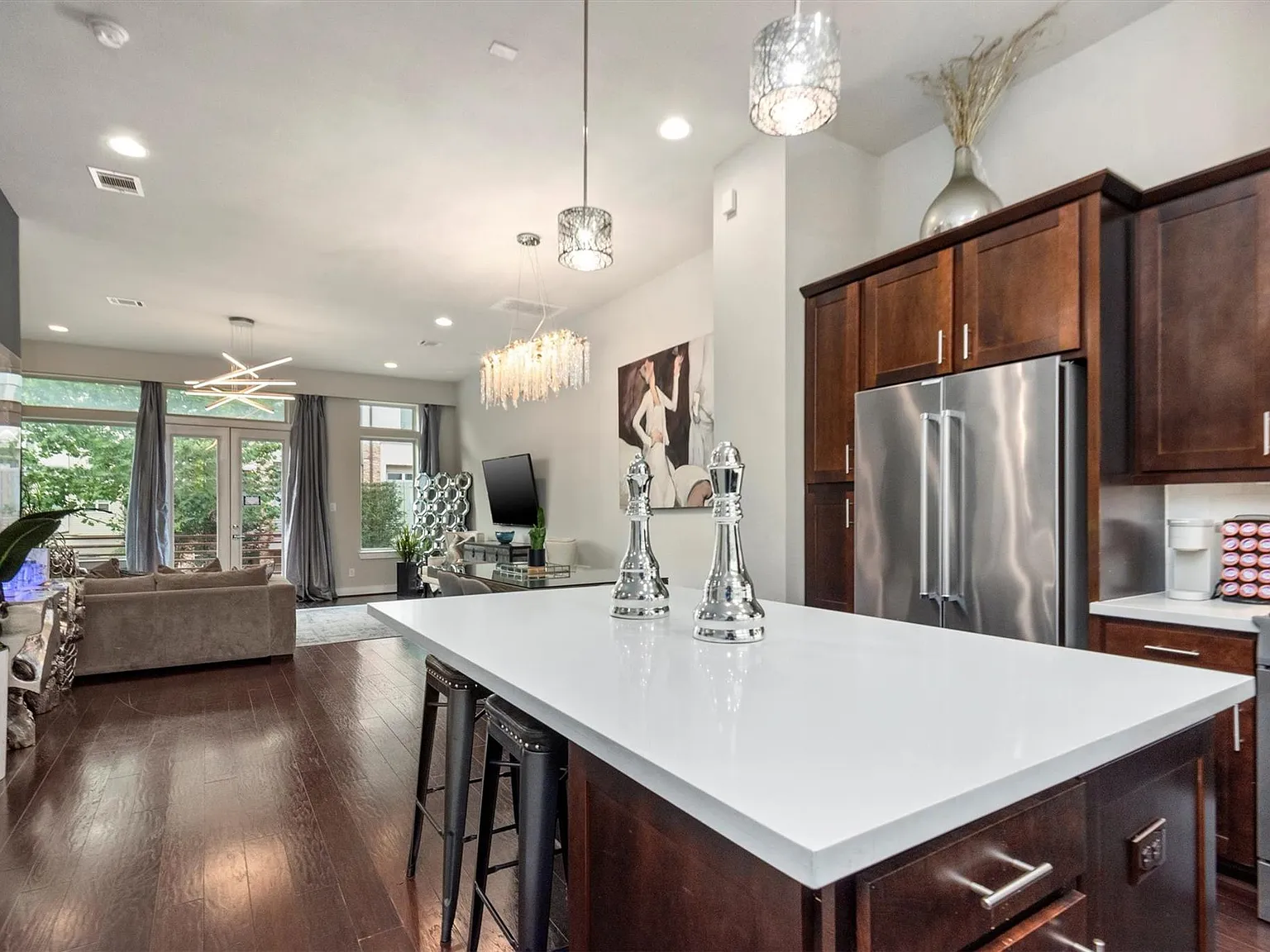 3 bed, 3.5 bath, 2216 sqft, $5,000 — Photo 3