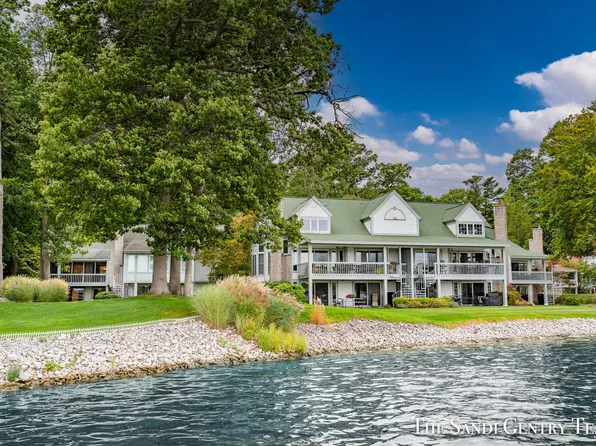 16980 Landing Dr, Spring Lake, MI 49456