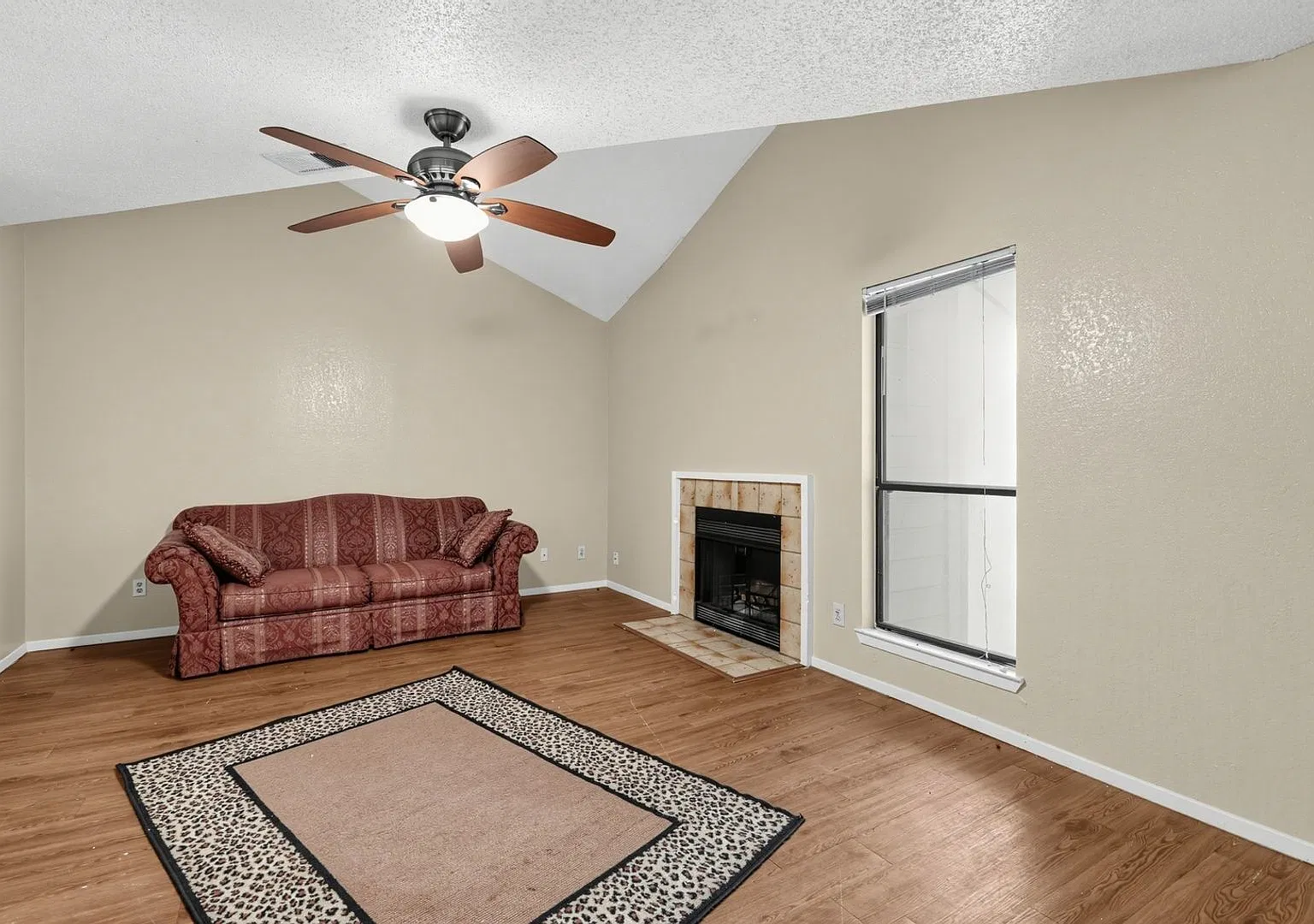 Charming 2BR 2Bath Condo in Arlington — Photo 2