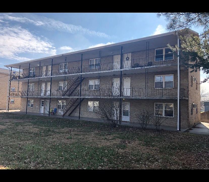 1st image of 713 Oak St APT 4