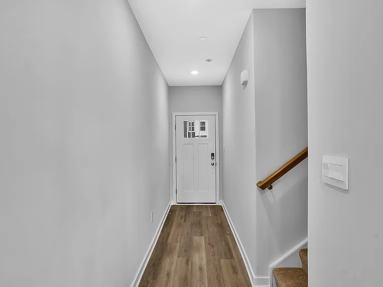 126 Scotland Ln — Photo 6