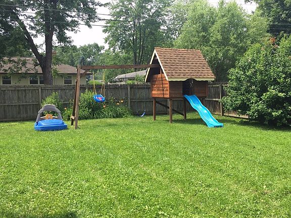 Big play structure in backyard (can be removed, if you prefe