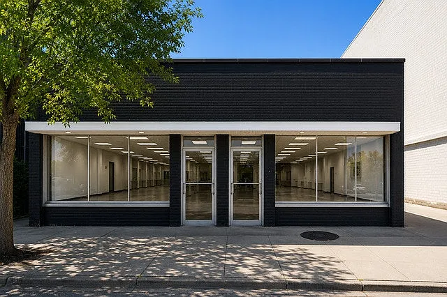 607 W Roosevelt Rd — Photo 1