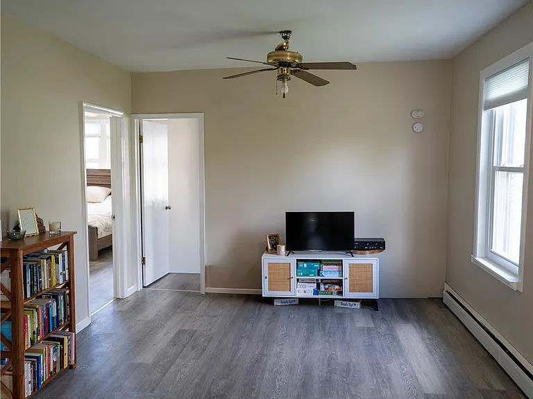 128 E Spruce St — Photo 7