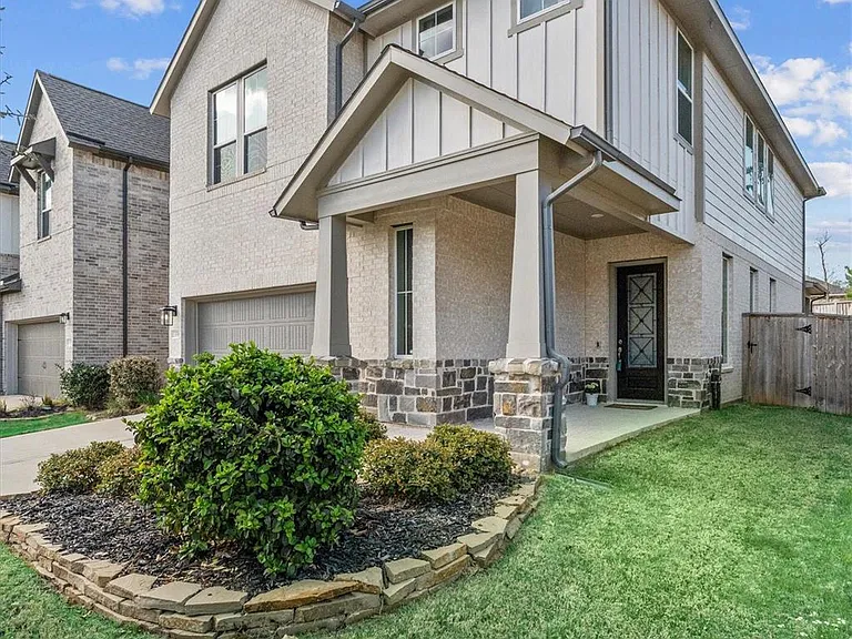 359 Mallorn Ln — Photo 2