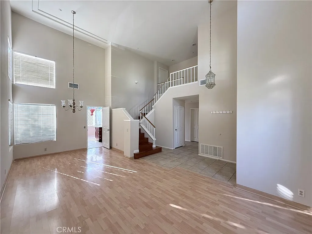 5 bed, 2272 sqft, $3,650 — Photo 4