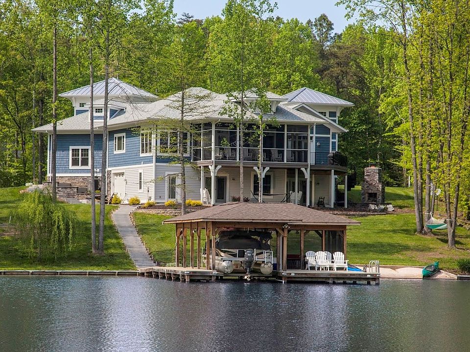 LAKESIDE VIEW & BOAT HOUSE