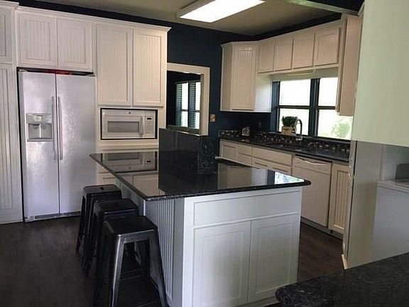 Kitchen - granite countertops and lots of cabinet space