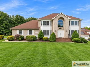 1 Launcelot Ln, Monroe Township, NJ 08831