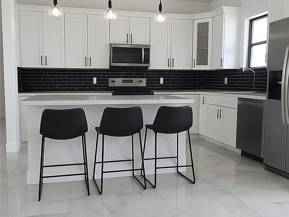 3rd image of 761 Bell Blvd S