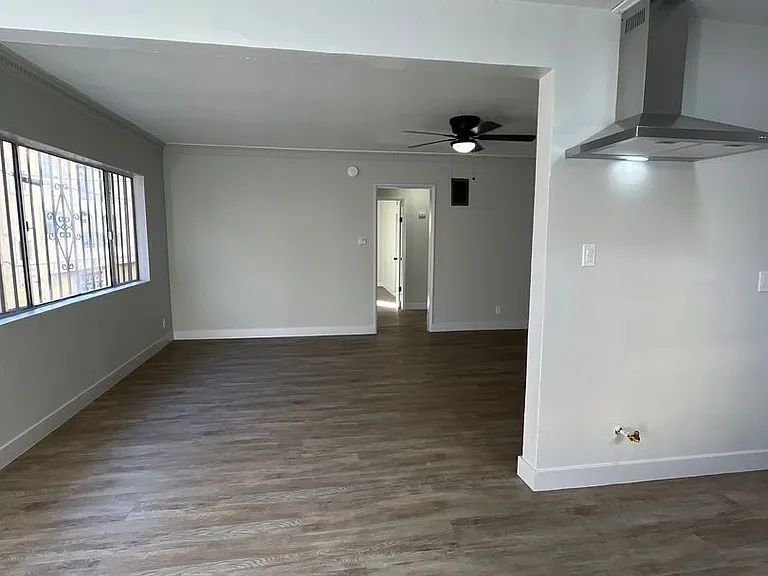 2622 S Manhattan Pl — Photo 9
