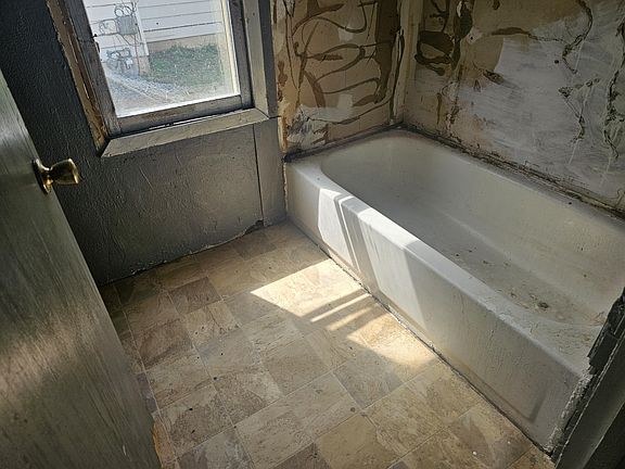 5th image of 524 Vincent Ave