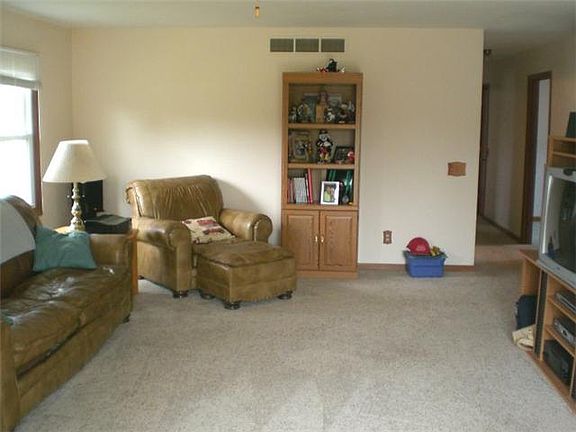 2nd image of 915 Melody Ln