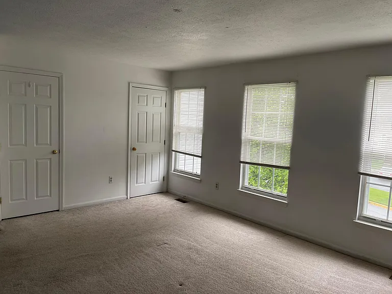 5223 Earles Ct — Photo 4
