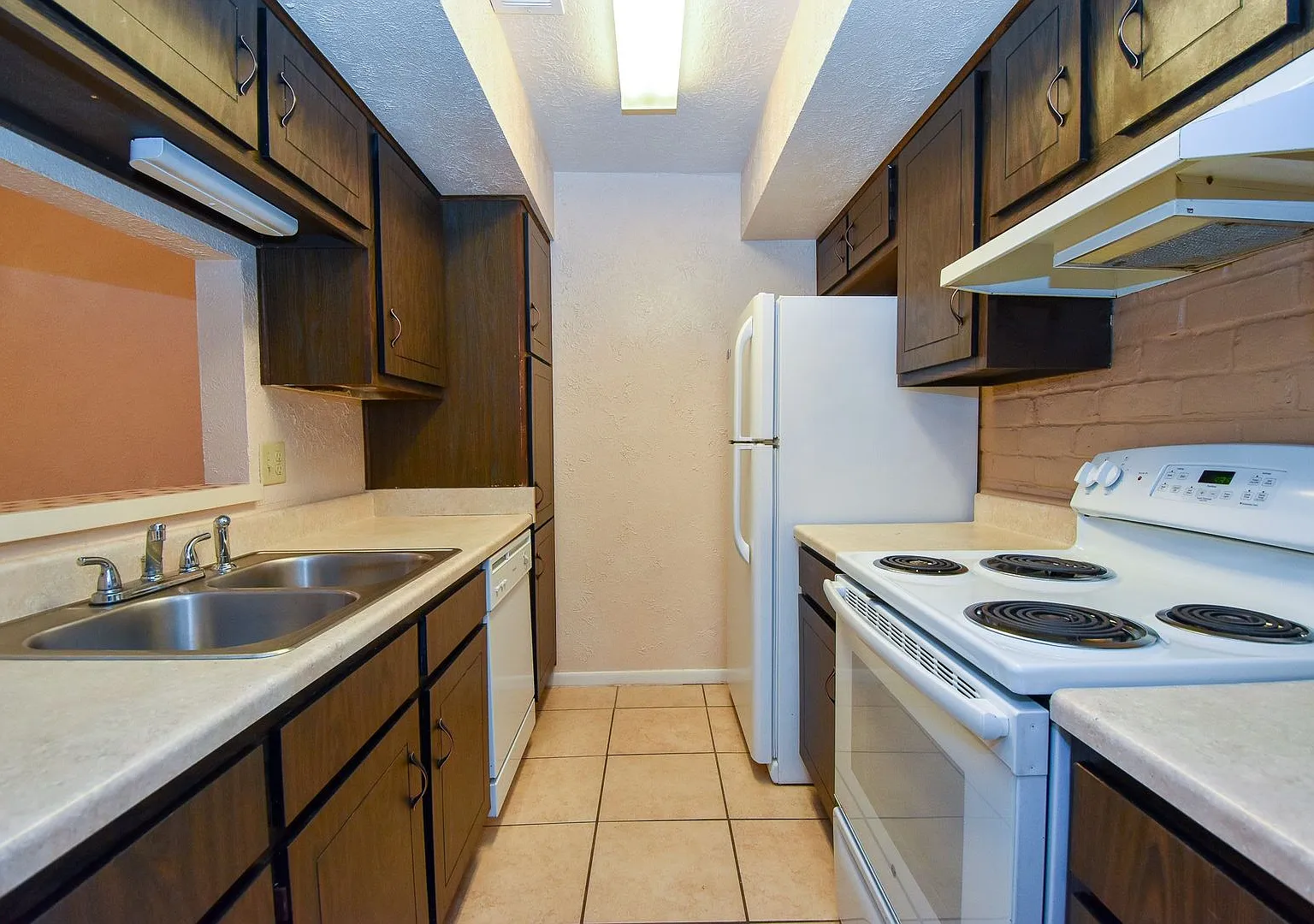 2 Bedroom 2 Bath Patio Home With 1010 Sf — Photo 3
