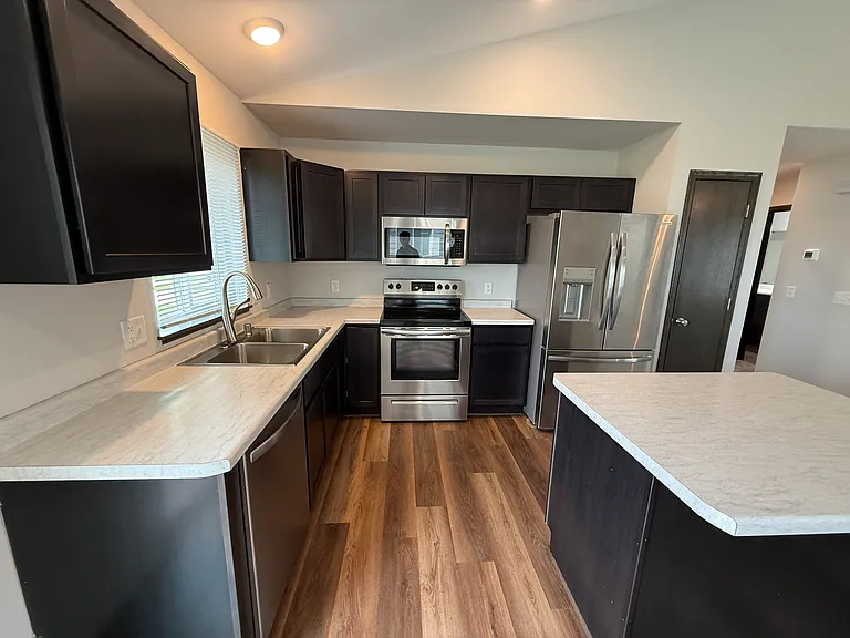 924 Waters Edge Ct — Photo 4