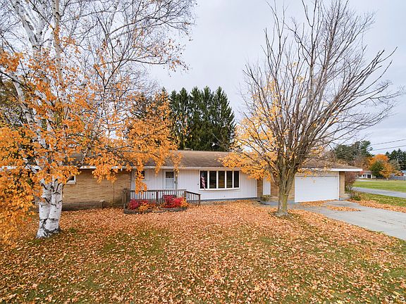 4th image of 202 W Maple Ave