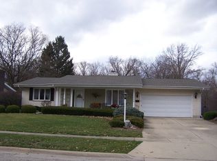 1203 N Oakwood Dr, McHenry, IL 60050