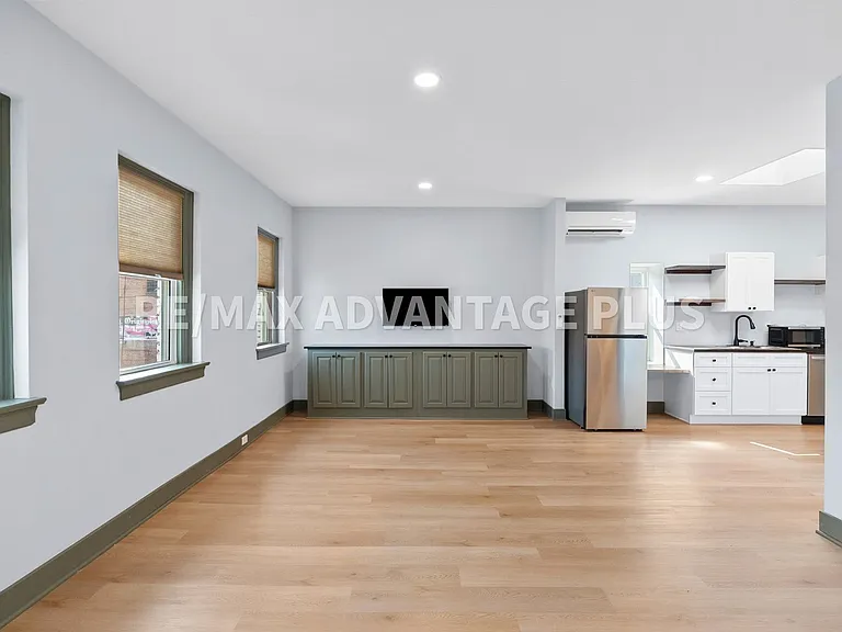 118 W 3rd St — Photo 11