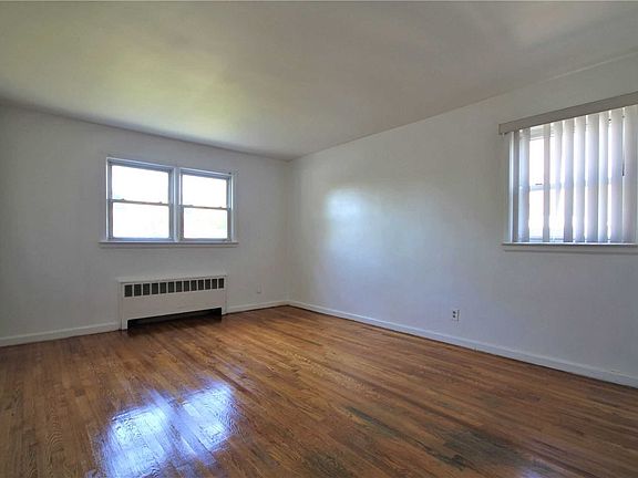 5th image of 26-20 Bayside Ln