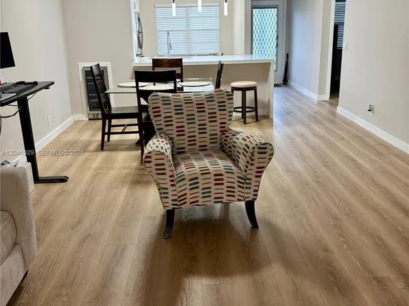 800 SW 125th Way APT 207O, Pembroke Pines, FL 33027