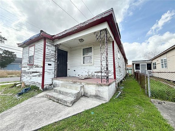2nd image of 3000 Mandeville St