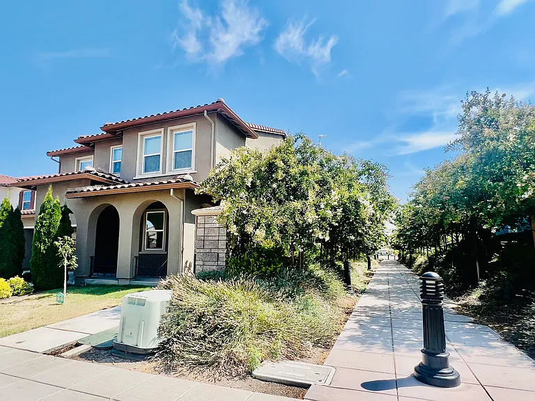 304 E Angelina Ave — Photo 4