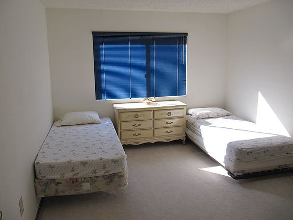 Very bright & Cozy Guest Room