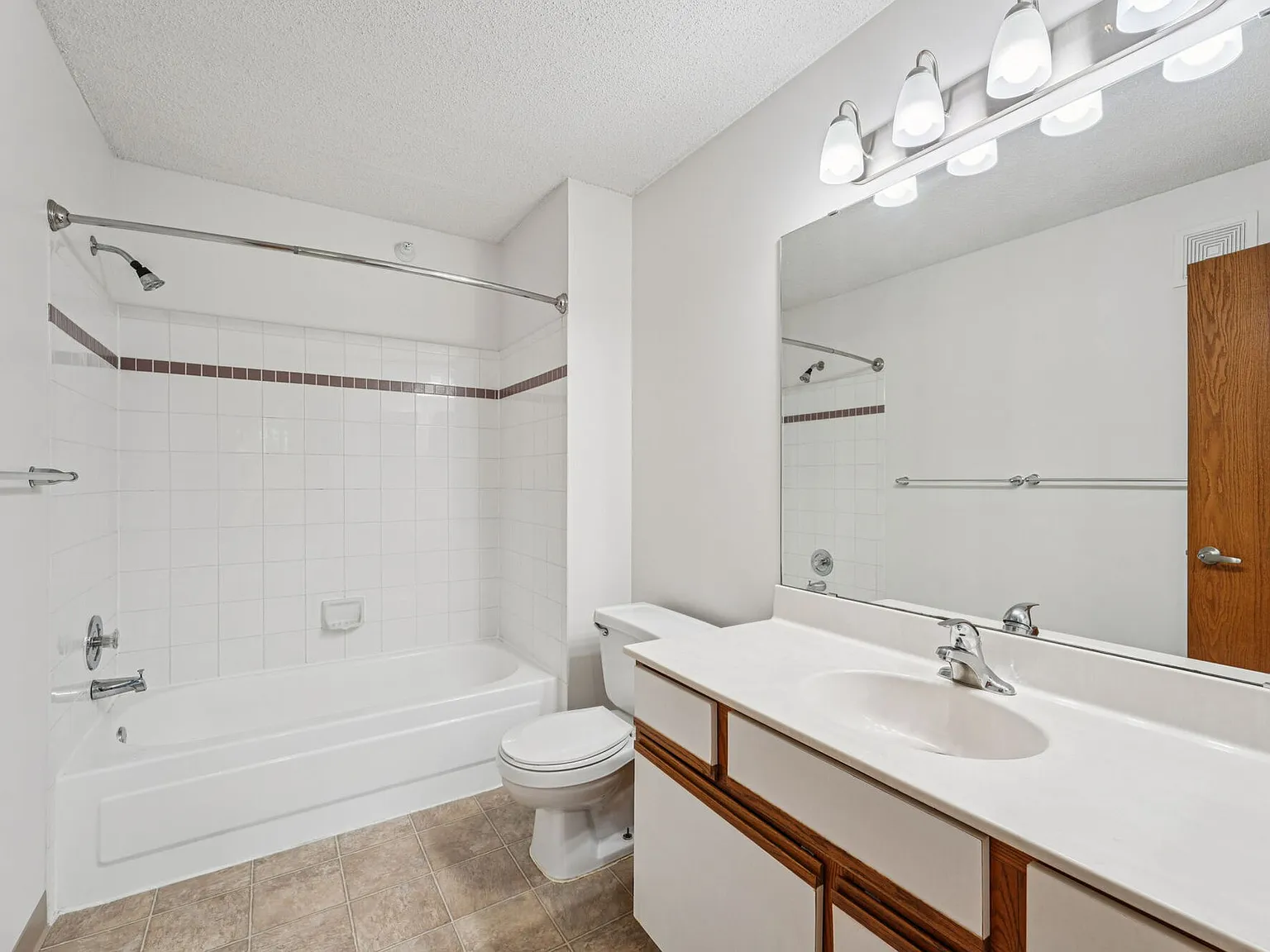 Oaks Lincoln Apartments — Photo 2