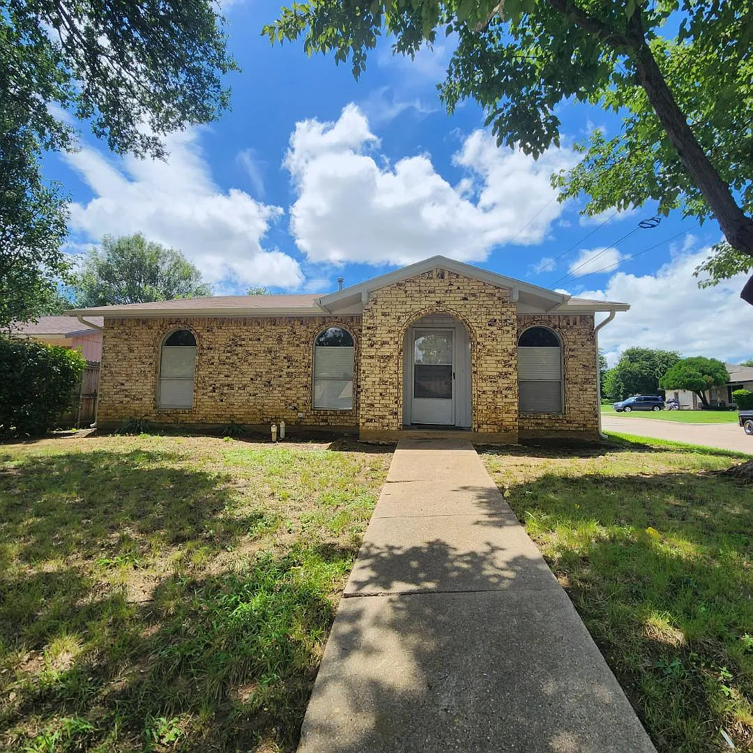 2417 Lakeshore Dr — Photo 1