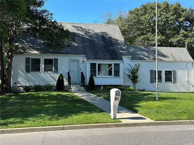 1st image of 64 Chateau Dr
