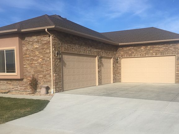 5-CAR GARAGE 