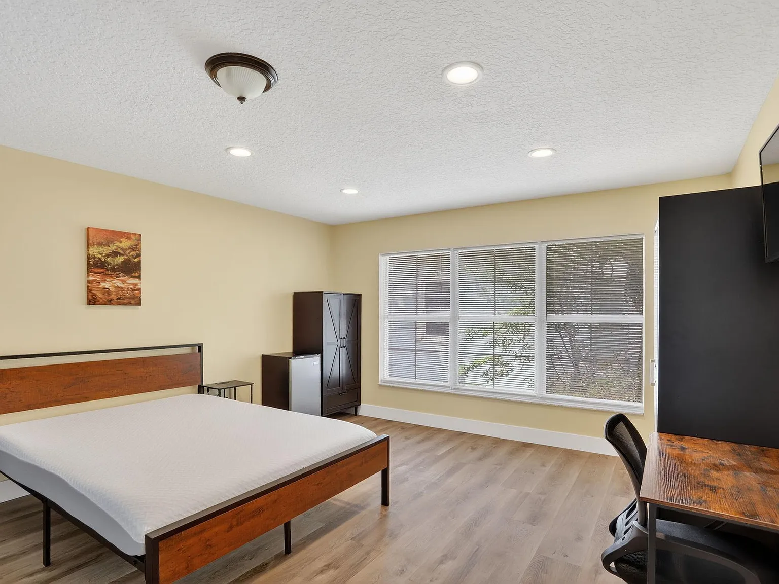 4 bed, 3.0 bath, 2244 sqft, $979 — Photo 4