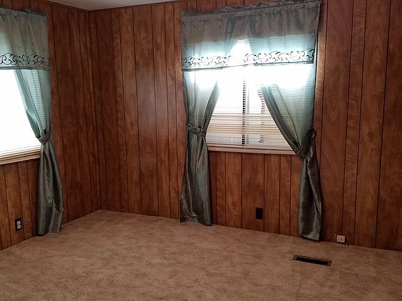 5th image of 223 E 44th St