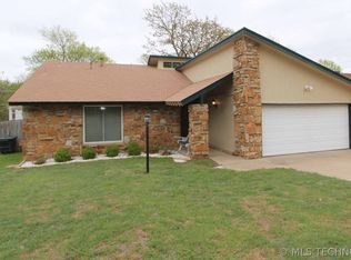 3107 Skylane Dr, Sand Springs, OK 74063