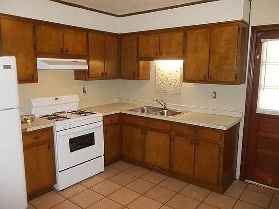 Kitchen with plenty of cabinets, new stove