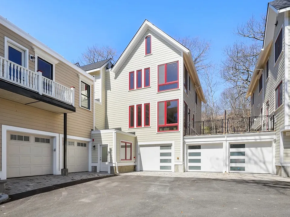147 Grampian Way #4