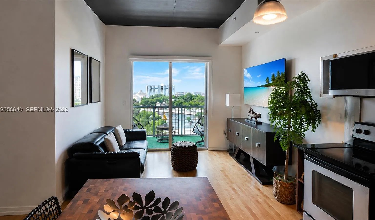 Neo Condo — Photo 1